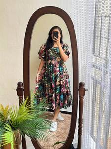 Impresionante Vestido corto negro de algodón con estampado floral de tres niveles para fiestas de verano - Product Image 6