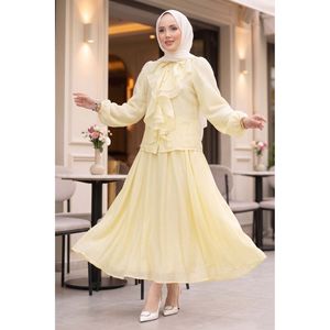Ensemble hijab modeste jaune respirant à manches longues avec jupe à volants, style Prairie Chic, en tissu modal - Product Image 1