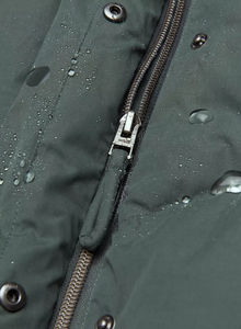 Veste matelassée pour femmes avec impression de logo personnalisé léger et matelassé avec col à capuche design personnalisé OEM - Product Image 4