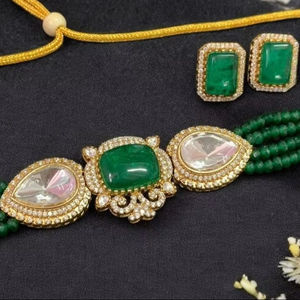 Hermoso conjunto de collar Polki Kundan chapado en oro, pendientes, joyería de latón a la moda para bodas, fiestas para ocasiones de aniversario - Product Image 1