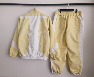 Jogger deux pièces pour hommes avec logo personnalisé ensemble de vêtements d'entraînement veste de survêtement zippée patchwork et logo coupe-vent à l'avant en nylon et polyester - Product Image 4