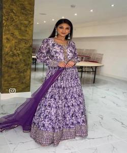 Costume Anarkali en velours sophistiqué avec bordures découpées modernes Tenue de soirée en lin et soie inspirée de Bollywood Tenue de soirée - Product Image 3