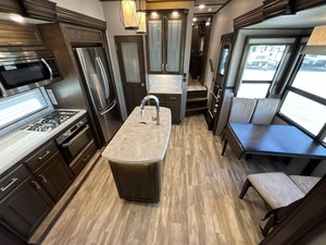 VENDEDOR VERIFICADO DE PRODUCTOS USADOS: Autocaravana Usada Grand Design Solitude 375RES 2020 DISPONIBLE PARA LA VENTA - Product Image 3