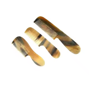 Peine de Cuerno Moderno, Pulido, Hecho a Mano y Ecológico con Forma Personalizable para Uso en Salón de Belleza por Saniya Handicraft - Product Image 1
