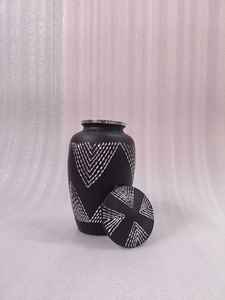 Urne funéraire de luxe en laiton vert et or pour cendres humaines |   Conception florale commémorative gravée à la main |   Cercueil pour adulte de 3 à 4 litres - Product Image 4