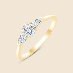 Bague ronde Muted Lily à trois niveaux surélevés avec 3 diamants ronds de laboratoire F+-VS 0,53 carat en or massif 14K – Produit le plus vendu - Product Image 1