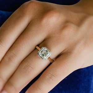 แหวนแต่งงาน/หมั้น ทรงคลาสสิค ประดับเพชรโมอิสซาไนต์ทรงอัสเชอร์ 2 กะรัต แบบสองสี สำหรับผู้หญิง - Product Image 2