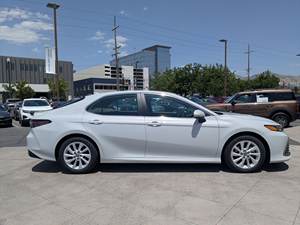 Grandes Ahorros 2023 Toyota Camry LE, un motor de cuatro cilindros de 2.5L de bajo consumo. - Product Image 2