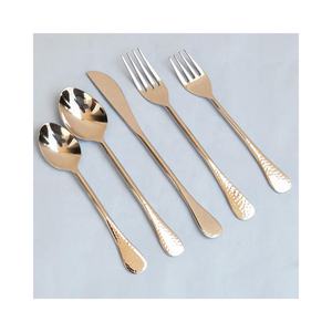 Juego de cubiertos de mango largo con aspecto nuevo y plano brillante, juego de cubiertos martillados decorativos de lujo con pulido de espejo en tono dorado de acero inoxidable - Product Image 1