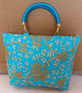 Sac à main élégant brodé à la main pour femmes indiennes pour les accessoires de fête et les occasions spéciales - Product Image 3