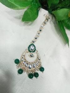 Conjunto de Collar Gargantilla Kundan Chapado en Oro con Piedras de Esmalte Verde, Detalles de Perlas y Pendientes a Juego para Bodas y Fiestas - Product Image 2