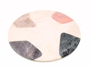 Vente en gros de planche design ronde rose marbré de l'Inde planche de cuisine en bois polyvalente pour couper le fromage, servir ou présenter - Product Image 2