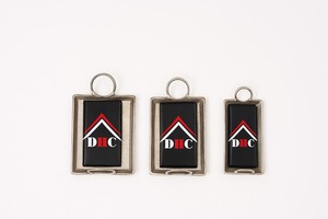 Perfecto para regalar una bandeja de metal decorativa de lujo con un acabado antiguo dorado que realza el encanto de los chocolates finos. - Product Image 2