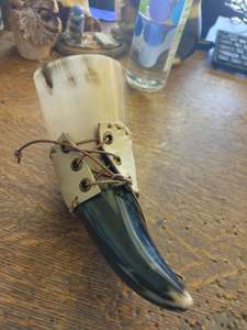 Corne à boire viking antique fabriquée à la main en laiton naturel de qualité indienne sculptée style animal avec support pièce décorative élégante - Product Image 4