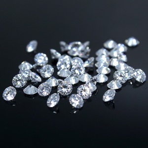 Diamant de laboratoire de qualité supérieure, taille ronde, 1,5 carat, avec une structure de facettes lisses - Product Image 5