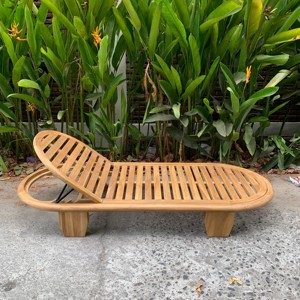 Tumbona hecha de madera maciza de teca con marco de color natural e incluye cojín a prueba de Sol para uso en exteriores - Product Image 1