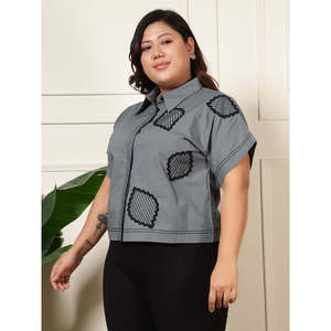 Chemise grise en coton grande taille pour femme Deebaco avec motif géométrique brodé, manches courtes, col rabattu, style printemps - Product Image 3