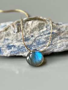 Collier classique minimaliste en argent sterling plaqué or avec pendentif en labradorite solitaire, perles et chaînes pour mariage de femmes - Product Image 2