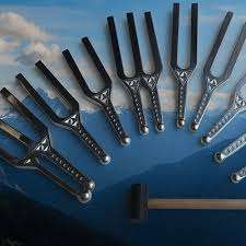 Fourche de sonothérapie (CHAKRA) pour la guérison par le son (LOT DE 8) – Grandes fourches géantes - Product Image 2