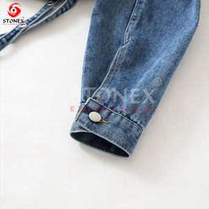 Vente en gros de qualité supérieure Veste en jean unie personnalisée avec manches longues en coton et col rabattu avec poches pour femmes - Product Image 6