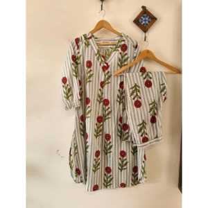 Conjunto de Traje para Mujer Daisy Stripes, Elegante y Transpirable, Kurta 100% Algodón con Bordado a Mano y Pantalones a Juego - Product Image 5