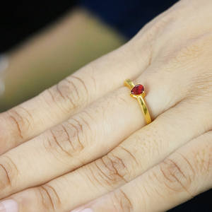 Bague minimaliste en argent sterling 925 faite à la main avec pierre de naissance de janvier en grenat poire - Product Image 3