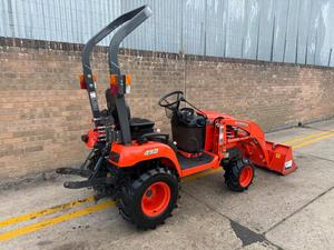 Tracteur à roues Kubota L3808 4WD avec chargeur frontal, tracteur utilitaire de jardin rouge, équipement agricole multifonctionnel - Product Image 5