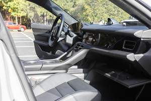 Taycan Turbo S 2024 ~3,600 Millas, 750 HP, Motor Dual, Tracción en las Cuatro Ruedas, Paquete Premium, Exterior Color Chalk - Product Image 5