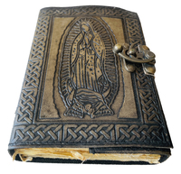 Deckle Edge Paper Diario hecho a mano La momia Cuero genuino Diario en relieve Metal C-Lock Celtic Print Notebook o diario personal