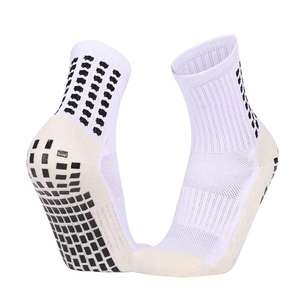 Chaussettes athlétiques de compression pour hommes avec tissu doux et propriétés anti-transpiration pour la gym et la course à pied - Product Image 2