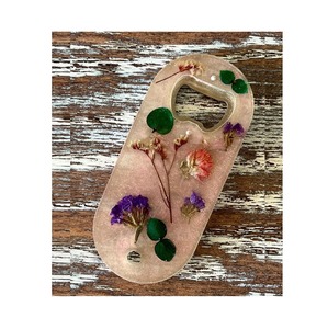 Ouvre-bouteille décoratif en résine fait à la main avec un design attrayant idéal pour les cuisines rustiques et les idées de style intérieur contemporain - Product Image 2