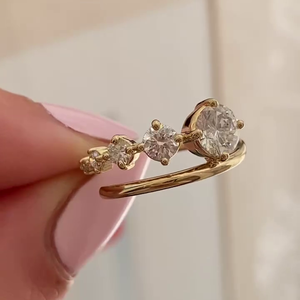 Anillo de compromiso para mujer con cinco diamantes de laboratorio certificados IGI de 0.80 quilates, corte brillante D-E-F VVSVS, excelente claridad y fuego. - Product Image 6