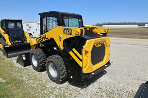 Chargeuse compacte sur pneus Gehl V230 jaune, moteur diesel, composants essentiels du moteur - Product Image 2
