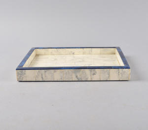 Plateau de service rectangulaire de luxe fait main en marbre blanc effet incrustation d'os avec des accents de bordure en résine bleue vibrante, décoration haut de gamme - Product Image 2