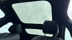Véhicule d'occasion de luxe 2023 à vendre : Berline AWD, 11 000 miles, moteur turbo 6 cylindres, performances premium, finition mate, intérieur cuir foncé, jantes R18 - Product Image 6