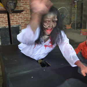 Interaktive Spukhaus-Stütze mit beweglichem Halbkörper bett Zombie Scary Sound Effects für Horror Attraction Parks - Product Image 1