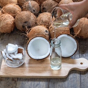 Huile de coco naturelle de qualité cosmétique à l'huile de coco de qualité supérieure pour le traitement hydratant des lèvres et le massage des soins de la peau du corps - Product Image 6