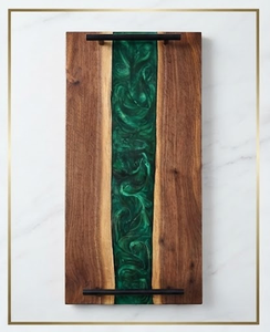 Plateau décoratif moderne en bois d'acacia avec incrustation de résine verte, design rectangulaire avec poignée, motif abstrait, art en bois artisanal - Product Image 2