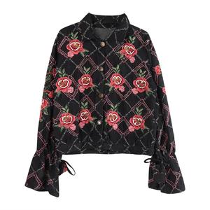 Chaqueta de Moda Premium para Mujer, Diseñada para Comodidad Diaria y Elegancia Casual de Inspiración Urbana Contemporánea - Product Image 4