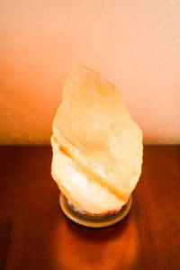 Lampe en sel rose de l'Himalaya sculptée à la main en gros dans un style amoureux avec base en bois artisanat pakistanais naturel lueur jaune - Product Image 5