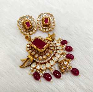 Ensemble de collier en pierre Mosenite de qualité supérieure pour femme finition or avec boucles d'oreilles et accents de perles adaptés aux vêtements ethniques et de mariée - Product Image 2