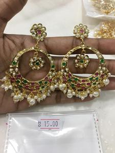 Personnalisez vos boucles d'oreilles dorées avec des pierres multicolores, des embellissements en perles et un travail complexe en Kundan |   Bijoux de mariée traditionnels - Product Image 4