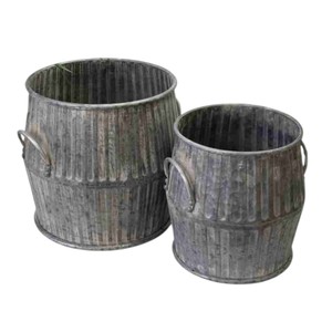 Ensemble de jardinières en métal galvanisé côtelé vintage avec poignées pour la décoration rustique du jardin et de la maison - Product Image 1