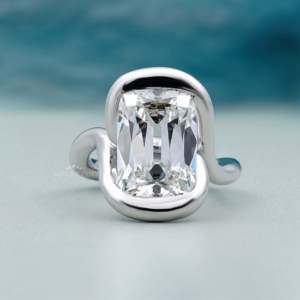 Bague de fiançailles pour femme en or blanc avec diamant taille coussin style « Old Mine » et sertissage en spirale, certifiée IGI - Product Image 1