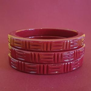 Juego de brazaletes de resina tallada a mano audaces y hermosos en combinaciones de colores Pantone hechos para mujeres con estilo y apariencia de uso diario - Product Image 6