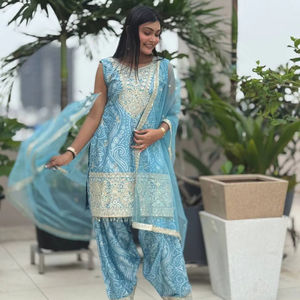 Georgette Silk Slim réversible sans plis cousu Designer prêt à l'emploi mariage d'hiver Diwali fête 3 pièces ensemble brodé - Product Image 1