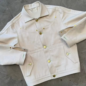 แจ็กเก็ตผ้ายีนส์วินเทจที่กำหนดเองสำหรับฤดูหนาวที่เป็นทางการแบบลำลองสตรีทแวร์พร้อมการเย็บปักพิมพ์ลายและการตกแต่งด้วยกระดุม - Product Image 1