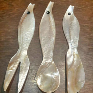 Cuillère en nacre de qualité supérieure avec manche unique en forme de poisson pour une mise en scène esthétique de table, cuillère en coquille de conque naturelle en nacre - Product Image 1