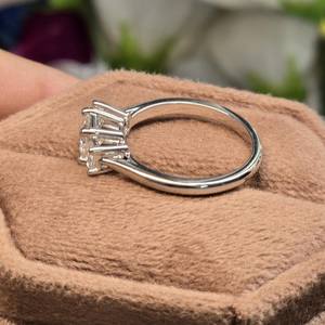 Anillo solitario de corte princesa de Plata de Ley 925 con impresionante anillo de bodas de diamantes de moissanita VS claridad joyería fina - Product Image 2
