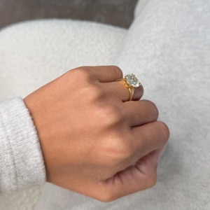 Anillo de Compromiso Solitario con Diamante Cultivado en Laboratorio de Corte Redondo de 5.00 Quilates, Engaste de Doble Garra Catedral, Oro Amarillo de 18k, Certificado GI - Product Image 5